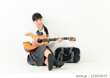 ギターを弾く女子高生 115818573