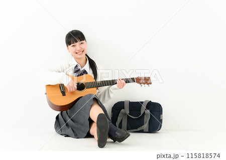 ギターを弾く女子高生 115818574