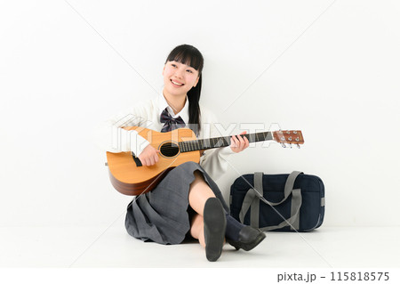 ギターを弾く女子高生 115818575
