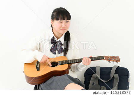 ギターを弾く女子高生 115818577