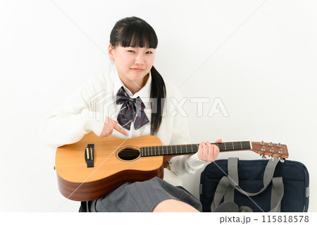 ギターを弾く女子高生 115818578