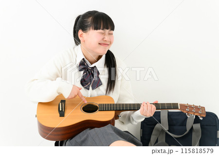 ギターを弾く女子高生 115818579