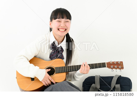 ギターを弾く女子高生 115818580