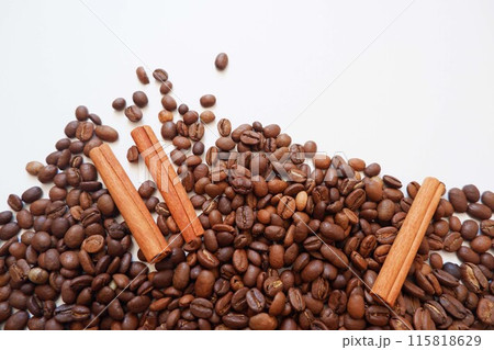 白い背景のコーヒー豆、焙煎、コーヒーイメージ背景 白い背景のコーヒー豆、焙煎、コーヒーイメージ背景 115818629