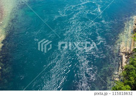 徳島県鳴門市の堀越橋から望む堀越水道とウチノ海 徳島県鳴門市の堀越橋から望む堀越水道とウチノ海 115818632