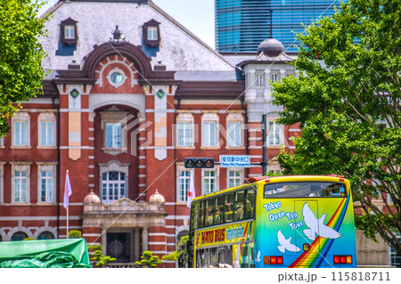 日本の東京都市景観  インバウンド復活（賑わう東京駅前）。東京駅中央口や外国人観光客らが搭乗中のバス 115818711