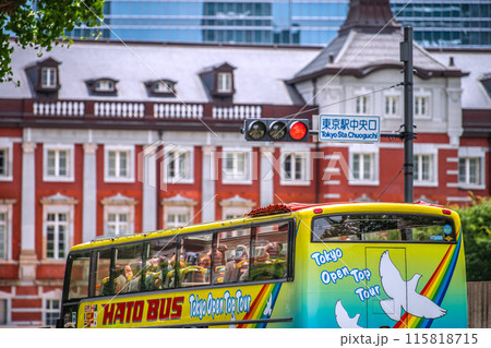 日本の東京都市景観  インバウンド復活（賑わう東京駅前）。東京駅中央口や外国人観光客らが搭乗中のバス 115818715