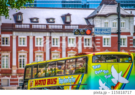 日本の東京都市景観  インバウンド復活(賑わう東京駅前)。東京駅中央口や外国人観光客らが搭乗中のバス 日本の東京都市景観  インバウンド復活(賑わう東京駅前)。東京駅中央口や外国人観光客らが搭乗中のバス 115818717