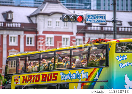 日本の東京都市景観  インバウンド復活（賑わう東京駅前）。東京駅中央口や外国人観光客らが搭乗中のバス 115818718