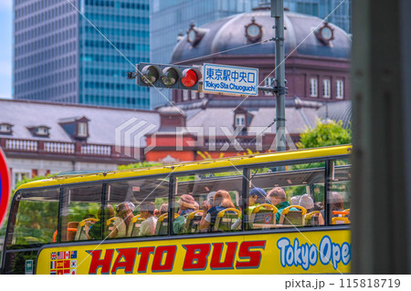 日本の東京都市景観  インバウンド復活（賑わう東京駅前）。東京駅中央口や外国人観光客らが搭乗中のバス 115818719