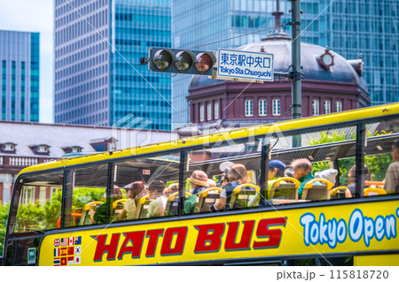 日本の東京都市景観  インバウンド復活（賑わう東京駅前）。東京駅中央口や外国人観光客らが搭乗中のバス 115818720