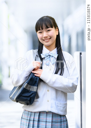 スクールバッグを持つ女子学生 115818874