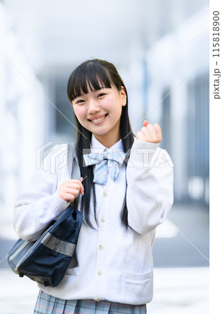 スクールバッグを持つ女子学生　ガットポーズ 115818900