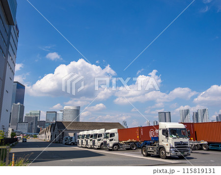 港湾施設に停められているトラック（トレーラー） 115819131