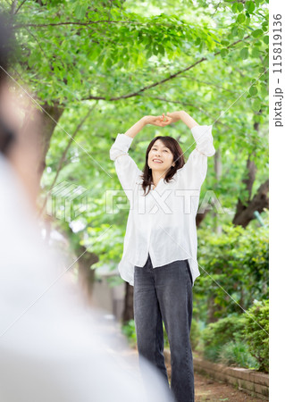 伸びをする女性　新緑 115819136