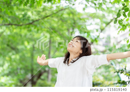 伸びをする女性　新緑 115819140