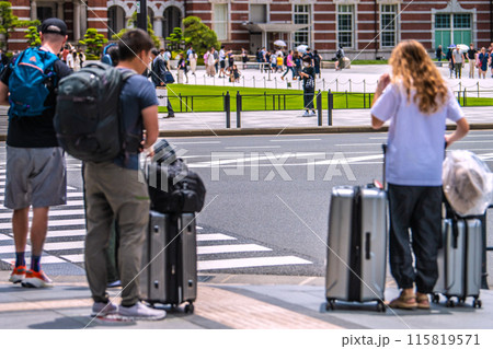 日本の東京都市景観  インバウンド復活。外国人観光客らで賑わう東京駅前。スーツケース… 115819571