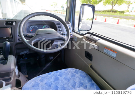 マイクロバスの運転席 115819776