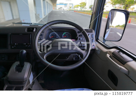 マイクロバスの運転席 マイクロバスの運転席 115819777