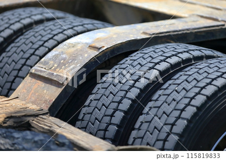 トラックのタイヤ トラックのタイヤ 115819833