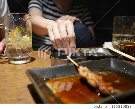 飲み会でタバコの火を消す友人 飲み会でタバコの火を消す友人 115819858