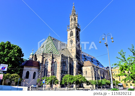 ボルツァーノ大聖堂の鮮やかな文様の屋根瓦 115820212