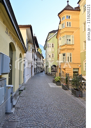 ボルツァーノ 石畳みの路地 115820221