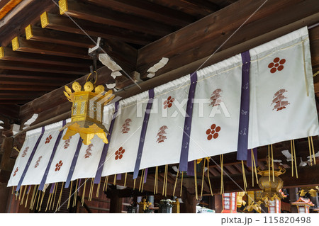 北野天満宮の金属製の釣灯篭と神社幕 北野天満宮の金属製の釣灯篭と神社幕 115820498
