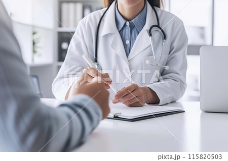 医療イメージ　診察結果の説明 115820503