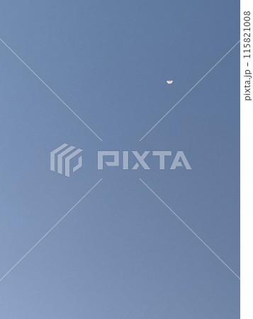青い空に浮かぶ半分の月(ハーフムーン)/The moon 115821008