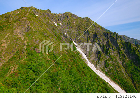 群馬県・初夏の谷川岳西黒尾根「ラクダの背」から見える谷川岳山頂 115821146