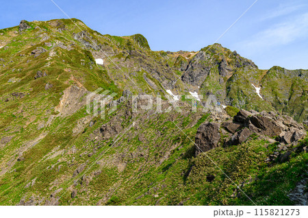 日本の名峰「谷川岳」西黒尾根と、岩場を歩く登山者の写真素材 [115821273] - PIXTA