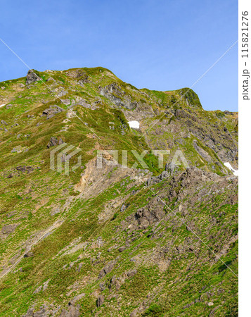 日本の名峰「谷川岳」西黒尾根と、岩場を歩く登山者 日本の名峰「谷川岳」西黒尾根と、岩場を歩く登山者 115821276