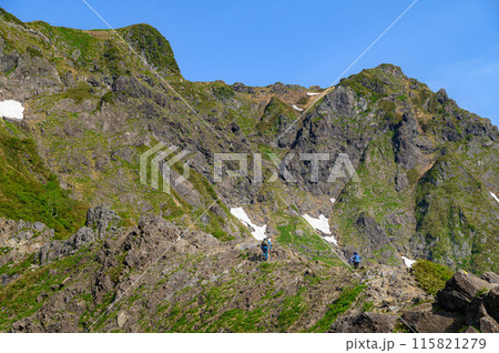 日本の名峰「谷川岳」西黒尾根と、岩場を歩く登山者 日本の名峰「谷川岳」西黒尾根と、岩場を歩く登山者 115821279