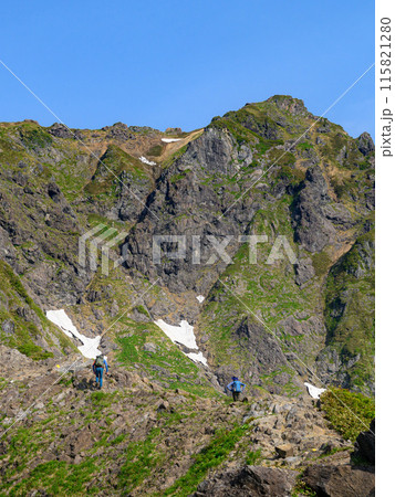 日本の名峰「谷川岳」西黒尾根と、岩場を歩く登山者の写真素材 [115821280] - PIXTA