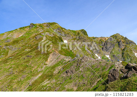 日本の名峰「谷川岳」西黒尾根と、岩場を歩く登山者 115821283