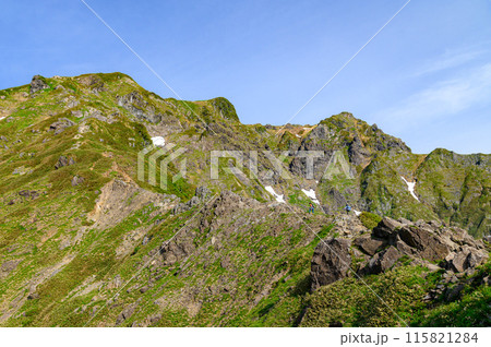日本の名峰「谷川岳」西黒尾根と、岩場を歩く登山者 115821284