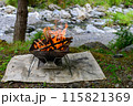 河原で焚火、アウトドア 115821369