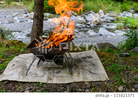 河原で焚火、アウトドア 115821371