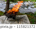 河原で焚火、アウトドア 115821372