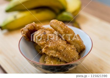 Crispy fried bananas in the small white bowl 115821390
