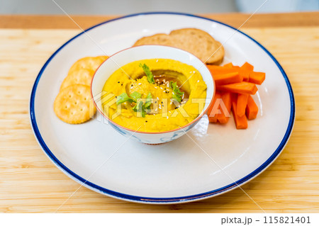Nutritious and savory chickpea porridge with carrots 115821401