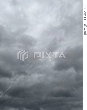 曇った日の、空を覆う灰色の雲/The sky 115821680