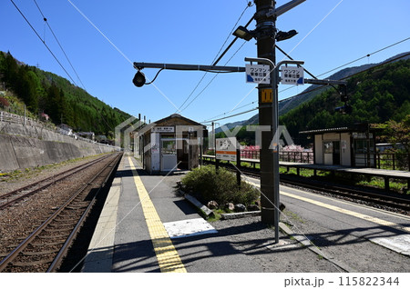 奈良井駅のプラットホーム（中央本線） 115822344
