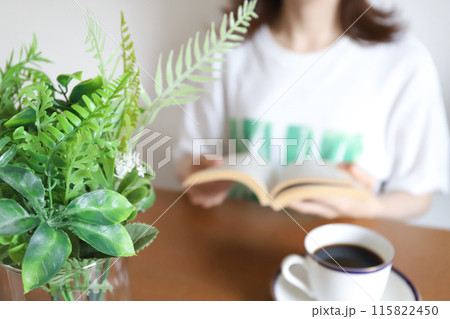 読書をする女性 読書をする女性 115822450