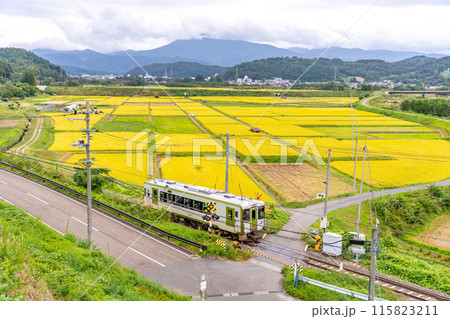 道の駅遠野風の丘 展望デッキ 秋の黄金色に染まる田園風景 日本の原風景 遠野郷 道の駅遠野風の丘 展望デッキ 秋の黄金色に染まる田園風景 日本の原風景 遠野郷 115823211