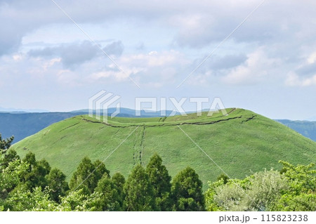 【熊本】阿蘇山の麓に広がる草原や山々。阿蘇山や米塚などを望む、広大な景色がとても綺麗で絶景でした。 115823238