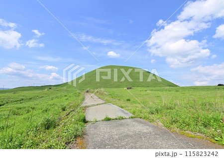 【熊本】阿蘇山の麓に広がる草原や山々。阿蘇山や米塚などを望む、広大な景色がとても綺麗で絶景でした。 115823242