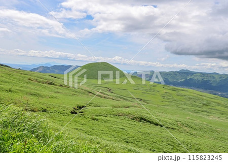 【熊本】阿蘇山の麓に広がる草原や山々。阿蘇山や米塚などを望む、広大な景色がとても綺麗で絶景でした。 115823245