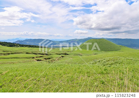 【熊本】阿蘇山の麓に広がる草原や山々。阿蘇山や米塚などを望む、広大な景色がとても綺麗で絶景でした。 【熊本】阿蘇山の麓に広がる草原や山々。阿蘇山や米塚などを望む、広大な景色がとても綺麗で絶景でした。 115823248